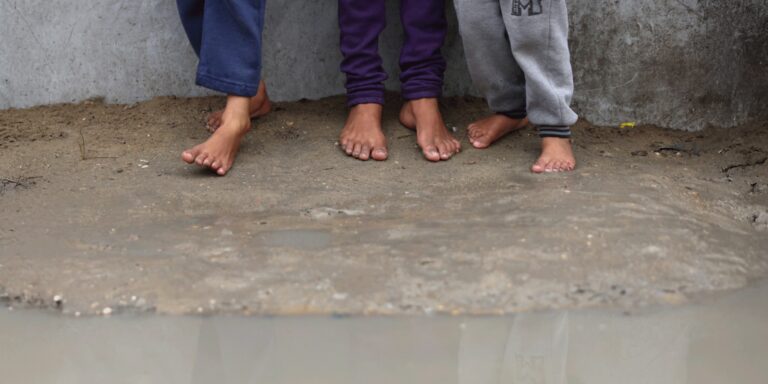 Hati mereka membeku karena kedinginan… tragedi anak-anak Gaza di musim dingin kematian