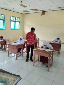 Kades Nurjihat Pantau Pelaksanaan Ujian di SD Negeri 242 Halsel
