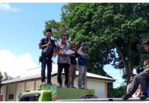 Plt Kadis DPMD Halsel Sambut Aksi Demonstrasi Warga Desa Kubung